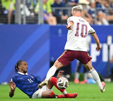 ARLINGTON, TEXAS - JULY 14: Michael Olise of France tackles Dani Olmo of Spain during the FIFA World Cup, WM, Weltmeisterschaft, Fussball 2026 Semi Final match between France and Spain at Dallas Stadium on July 14, 2026 in Arlington, Texas.  Copyright: xMBxMediax