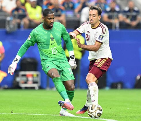 ARLINGTON, TEXAS - JULY 14: France goalkeeper Mike Maignan passes the ball whilst under pressure from Mikel Oyarzabal of Spain during the FIFA World Cup, WM, Weltmeisterschaft, Fussball 2026 Semi Final match between France and Spain at Dallas Stadium on July 14, 2026 in Arlington, Texas.  Copyright: xMBxMediax
