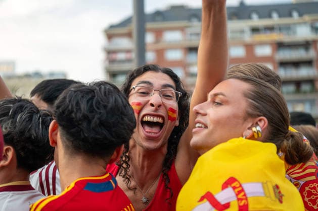 MADRID, SPAIN - July 14th: A fan from Spain celebrates first goal during the FIFA World Cup, WM, Weltmeisterschaft, Fussball 2026 semifinal match between France and Spain on a giant public screen at Plaza de Colón in Madrid on July 14, 2026 in Madrid, Spain.  Copyright: xAdelinaxCobos SPPx Sportspressphoto_SPR190845