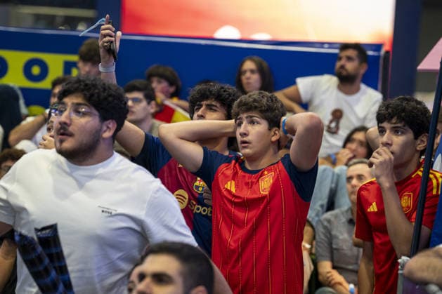 Hundreds watch France-Spain semifinal in Beirut BEIRUT, LEBANON - JULY 14: Hundreds of people gather in Beirut, Lebanon, to watch the semifinal match between the national football teams of France and Spain on a giant screen set up in the city, on July 14, 2026. Adri Salido Anadolu Beirut Lebanon. Editorial use only. Please get in touch for any other usage.  Copyright: x2026xAnadoluxAdrixSalidox