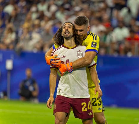 Sport Themen der Woche KW29 14.07.2026, Fussball Weltmeisterschaft 2026 in den USA, Halbfinale, Frankreich - Spanien, im AT&T Stadium (Dallas (Arlington)), Jubel bei Marc Cucurella (Spanien) und Torwart Simon Unai (Spanien) ***FIFA regulations prohibit any use of photographs as image sequences and or quasi-video. EDITORIAL USE ONLY*** *** July 14, 2026, 2026 FIFA World Cup in the U.S., Semifinal, France vs. Spain, at AT&T Stadium in Dallas, Arlington; celebration by Marc Cucurella (Spain) and goalkeeper Simon Unai (Spain) ***FIFA regulations prohibit any use of photographs as image sequences and or quasi-video. EDITORIAL USE ONLY***
