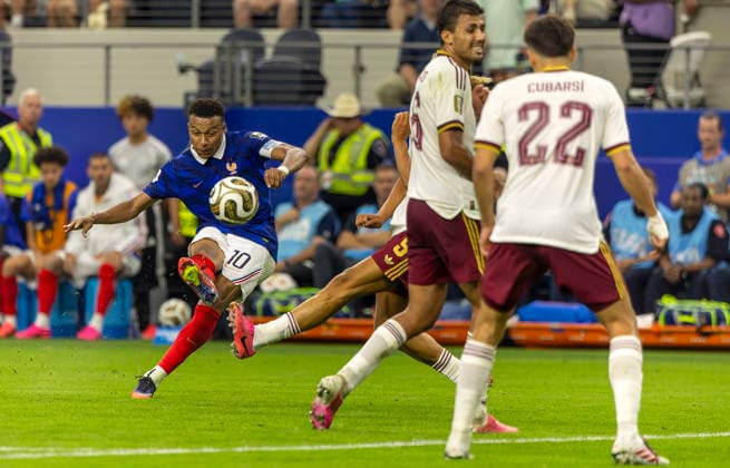 14.07.2026, Fussball Weltmeisterschaft 2026 in den USA, Halbfinale, Frankreich - Spanien, im AT&T Stadium (Dallas (Arlington)), Kylian Mbappe (Frankreich) am Ball ***FIFA regulations prohibit any use of photographs as image sequences and or quasi-video. EDITORIAL USE ONLY*** *** July 14, 2026, 2026 FIFA World Cup in the U.S., Semifinal, France vs. Spain, at AT&T Stadium in Dallas, Arlington; Kylian Mbappé of France with the ball ***FIFA regulations prohibit any use of photographs as image sequences and or quasi-video. EDITORIAL USE ONLY***