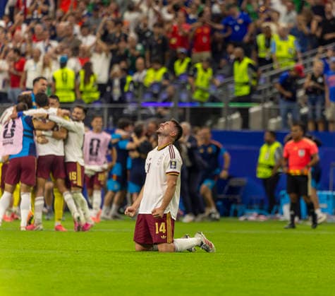 14.07.2026, Fussball Weltmeisterschaft 2026 in den USA, Halbfinale, Frankreich - Spanien, im AT&T Stadium (Dallas (Arlington)), Schlusspfiff, Jubel bei den Spaniern vor Freude. Aymeric Laporte (Spanien) am Boden jubelnd. ***FIFA regulations prohibit any use of photographs as image sequences and or quasi-video. EDITORIAL USE ONLY*** *** July 14, 2026, 2026 FIFA World Cup in the U.S., Semifinal, France vs. Spain, at AT&T Stadium in Dallas, Arlington, final whistle, The Spanish players celebrate with joy; Aymeric Laporte lies on the ground celebrating ***FIFA regulations prohibit any use of photographs as image sequences and or quasi-video; EDITORIAL USE ONLY***