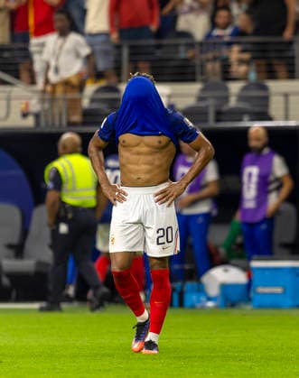 14.07.2026, Fussball Weltmeisterschaft 2026 in den USA, Halbfinale, Frankreich - Spanien, im AT&T Stadium (Dallas (Arlington)), Schlusspfiff, Frust nach dem Ausscheiden bei Desire Doue (Frankreich) ***FIFA regulations prohibit any use of photographs as image sequences and or quasi-video. EDITORIAL USE ONLY*** *** July 14, 2026, 2026 FIFA World Cup in the U.S., Semifinal, France vs. Spain, at AT&T Stadium in Dallas, Arlington; final whistle; frustration after elimination for Desire Doue of France ***FIFA regulations prohibit any use of photographs as image sequences and or quasi-video. EDITORIAL USE ONLY***