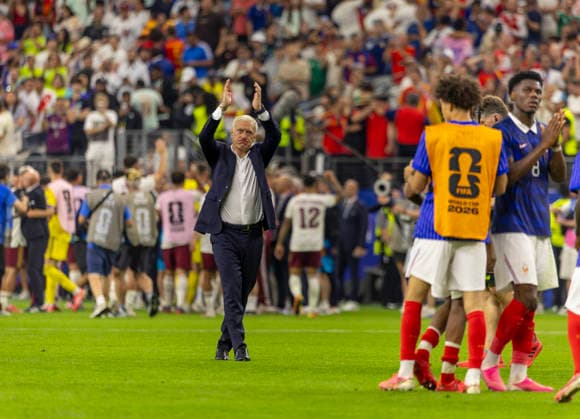 14.07.2026, Fussball Weltmeisterschaft 2026 in den USA, Halbfinale, Frankreich - Spanien, im AT&T Stadium (Dallas (Arlington)), Schlusspfiff, Frust nach dem Ausscheiden bei Trainer Didier Deschamps (Frankreich) ***FIFA regulations prohibit any use of photographs as image sequences and or quasi-video. EDITORIAL USE ONLY*** *** July 14, 2026, 2026 FIFA World Cup in the U.S., Semifinal, France vs. Spain, at AT&T Stadium in Dallas, Arlington; final whistle; frustration after elimination for France’s coach Didier Deschamps ***FIFA regulations prohibit any use of photographs as image sequences and or quasi-video. EDITORIAL USE ONLY***