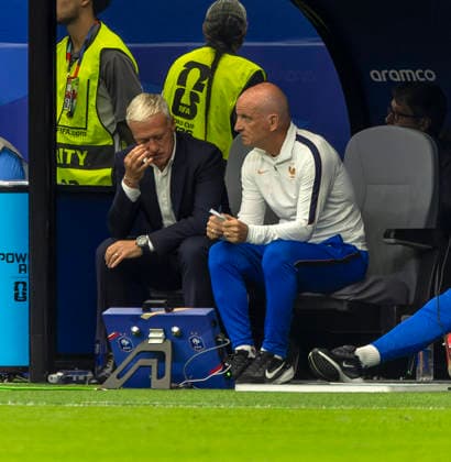 14.07.2026, Fussball Weltmeisterschaft 2026 in den USA, Halbfinale, Frankreich - Spanien, im AT&T Stadium (Dallas (Arlington)), li: Trainer Didier Deschamps (Frankreich) nachdenklich auf der Bank ***FIFA regulations prohibit any use of photographs as image sequences and or quasi-video. EDITORIAL USE ONLY*** *** July 14, 2026, 2026 FIFA World Cup in the U.S., Semifinal, France vs. Spain, at AT&T Stadium in Dallas, Arlington; France coach Didier Deschamps looks pensive on the bench ***FIFA regulations prohibit any use of photographs as image sequences and or quasi-video. EDITORIAL USE ONLY***