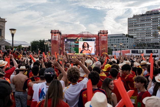 Spain fans celebrate World Cup final qualification in Madrid MADRID, SPAIN - JULY 14: Spanish football fans celebrate at Plaza de Colon after Spain defeated France in the FIFA World Cup, WM, Weltmeisterschaft, Fussball 2026 semifinal and secured a place in the final on July 14, 2026 in Madrid, Spain. Diego Radames Anadolu Madrid Spain. Editorial use only. Please get in touch for any other usage.  Copyright: x2026xAnadoluxDiegoxRadamesx