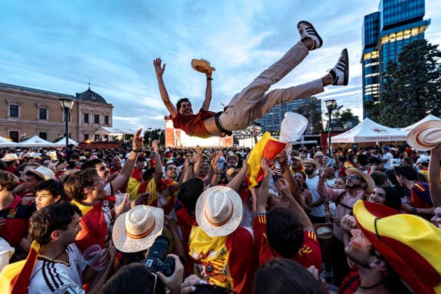 Sport Themen der Woche KW29 Spain fans celebrate World Cup final qualification in Madrid MADRID, SPAIN - JULY 14: Spanish football fans celebrate at Plaza de Colon after Spain defeated France in the FIFA World Cup, WM, Weltmeisterschaft, Fussball 2026 semifinal and secured a place in the final on July 14, 2026 in Madrid, Spain. Diego Radames Anadolu Madrid Spain. Editorial use only. Please get in touch for any other usage.  Copyright: x2026xAnadoluxDiegoxRadamesx