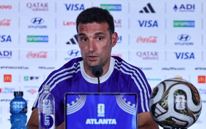 FIFA World Cup, WM, Weltmeisterschaft, Fussball 2026 - Argentina press conference, PK, Pressekonferenz Argentina s national soccer team head coach Lionel Scaloni attends a press conference in Atlanta, Georgia, USA, 14 July 2026. Argentina faces England on 15 July in a 2026 FIFA World Cup semi-final match. Atlanta United States  Copyright: xRONALDxWITTEKx