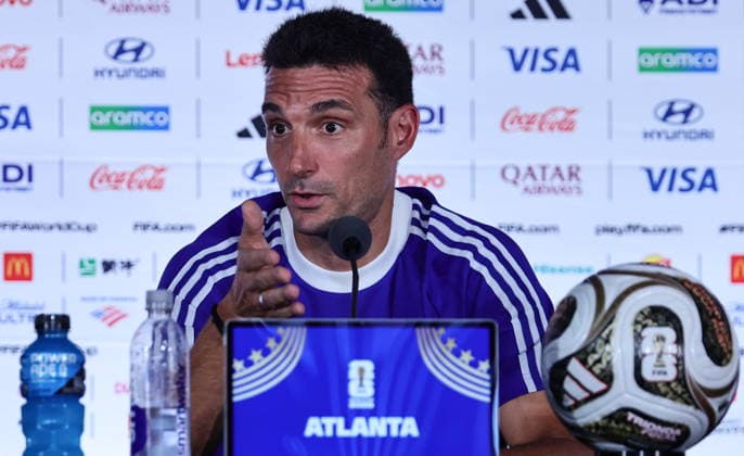 FIFA World Cup, WM, Weltmeisterschaft, Fussball 2026 - Argentina press conference, PK, Pressekonferenz Argentina s national soccer team head coach Lionel Scaloni attends a press conference in Atlanta, Georgia, USA, 14 July 2026. Argentina faces England on 15 July in a 2026 FIFA World Cup semi-final match. Atlanta United States  Copyright: xRONALDxWITTEKx