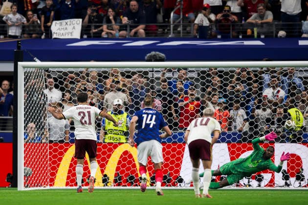 France v Spain - FIFA World Cup, WM, Weltmeisterschaft, Fussball 2026 Mikel Oyarzabal (L) of Spain scores the opening goal from a penalty kick during the FIFA World Cup 2026 semi final football match between France and Spain. Spain won 2-0 over France. Arlington United States Copyright: xNicolòxCampox