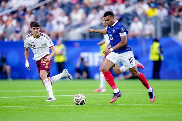 DALLAS, UNITED STATES - JULY 14: Kylian Mbappe (Kylian Mbappé) (10 France), right, and Pau Cubarsi (22 Spain), left, in action during the Semi- Final FIFA World Cup, WM, Weltmeisterschaft, Fussball 2026 match between France and Spain at Dallas Stadium on July 14, 2026 in Dallas, United States.  Copyright: xPriscilaxBütlerx xSPPx Sportspressphoto_SPR191002