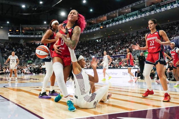 July 14, 2026, Toronto, On, CAN: Toronto Tempo forward Isabelle Harrison (bottom) battles for a loose ball with Washington Mystics centre Shakira Austin (0) during first half WNBA, Basketball Damen, USA basketball action in Toronto on Tuesday, July 14, 2026. Canada News - July 14, 2026  - ZUMAc35_ 20260714_zaf_c35_131 Copyright: xChrisxYoungx