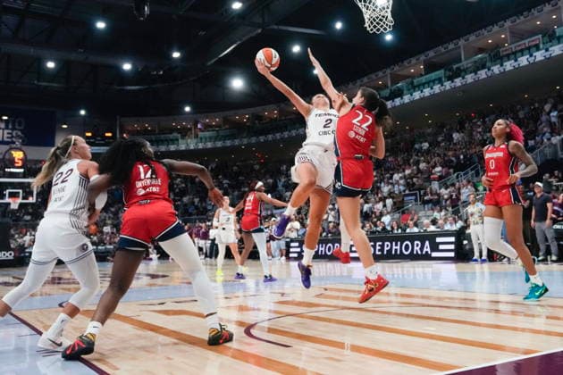 July 14, 2026, Toronto, On, CAN: Toronto Tempo s Laura Juskaite (2) scores on Washington Mystics Sonia Citron (22) during first half WNBA, Basketball Damen, USA basketball action in Toronto on Tuesday, July 14, 2026. Canada News - July 14, 2026  - ZUMAc35_ 20260714_zaf_c35_133 Copyright: xChrisxYoungx