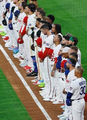 Players stand on the field before the start of the 2026 MLB, Baseball Herren, USA All-Star Game at Citizens Bank Park in Philadelphia, Pennsylvania, on Tuesday, July 14, 2026.  PHI20260714904 LAURENCExKESTERSON