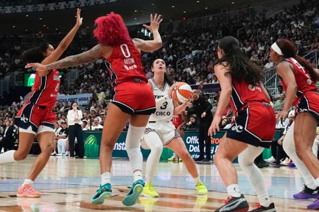 July 14, 2026, Toronto, On, CAN: Toronto Tempo s Marina Mabrey (3) looks to shoot on the Washington Mystics defence during first half WNBA, Basketball Damen, USA basketball action in Toronto on Tuesday, July 14, 2026. Canada News - July 14, 2026  - ZUMAc35_ 20260714_zaf_c35_136 Copyright: xChrisxYoungx