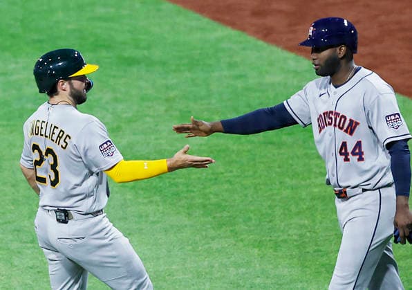 American League catcher Shea Langeliers is congratulated by Yordan Alvarez after scoring against the National League in the first inning of the 2026 MLB, Baseball Herren, USA All-Star Game at Citizens Bank Park in Philadelphia, Pennsylvania, on Tuesday, July 14, 2026.  PHI20260714914 LAURENCExKESTERSON