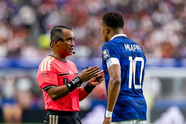 DALLAS - Ivan Arcides Barton Cisneros and Kylian Mbappe of France during the 2026 World Cup match between France and Spain at Dallas Stadium on July 14, 2026, in Dallas, United States. (Photo by Stefan Koops EYE4IMAGES DeFodi Images) - *** DALLAS: Ivan Arcides Barton Cisneros and Kylian Mbappé of France during the 2026 World Cup match between France and Spain at Dallas Stadium on July 14, 2026, in Dallas, United States. Photo by Stefan Koops, EYE4IMAGES, DeFodi Images