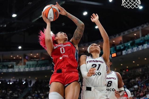 July 14, 2026, Toronto, On, CAN: Washington Mystics Shakira Austin (0) shoots on Toronto Tempo s Isabelle Harrison (21) during second half WNBA, Basketball Damen, USA basketball action in Toronto on Tuesday, July 14, 2026. Canada News - July 14, 2026  - ZUMAc35_ 20260714_zaf_c35_141 Copyright: xChrisxYoungx