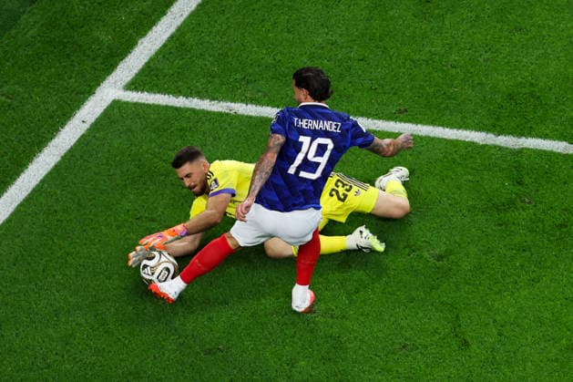 ARLINGTON, TEXAS - JULY 14: Theo Hernandez of France and Unai Simon of Spain compete for the ball during the FIFA World Cup, WM, Weltmeisterschaft, Fussball 2026 Semi Final match between France and Spain at Dallas Stadium on July 14, 2026 in Arlington, Texas.  Copyright: xWuxZhizhaox 111654373735