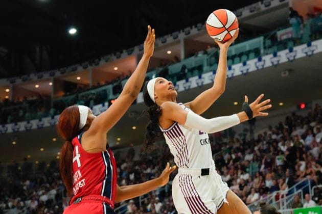 July 14, 2026, Toronto, On, CAN: Toronto Tempo s Isabelle Harrison (21) shoots past Washington Mystics Kiki Iriafen (44) during first half WNBA, Basketball Damen, USA basketball action in Toronto on Tuesday, July 14, 2026. Canada News - July 14, 2026  - ZUMAc35_ 20260714_zaf_c35_145 Copyright: xChrisxYoungx