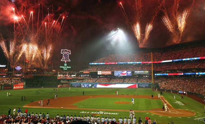 A fireworks display lights up the sky in the fifth inning of the 2026 MLB, Baseball Herren, USA All-Star Game at Citizens Bank Park in Philadelphia, Pennsylvania, on Tuesday, July 14, 2026.  PHI20260714926 LAURENCExKESTERSON
