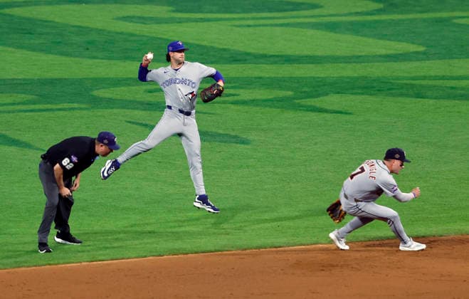 American League second baseman Ernie Clement throws to first to put out National League center fielder Andy Pages in the fifth inning of the 2026 MLB, Baseball Herren, USA All-Star Game at Citizens Bank Park in Philadelphia, Pennsylvania, on Tuesday, July 14, 2026.  PHI20260714928 LAURENCExKESTERSON