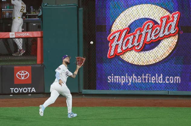 National League center fielder Andy Pages catches a fly ball from American League third baseman Miguel Vargas in the fifth inning of the 2026 MLB, Baseball Herren, USA All-Star Game at Citizens Bank Park in Philadelphia, Pennsylvania, on Tuesday, July 14, 2026.  PHI20260714930 LAURENCExKESTERSON
