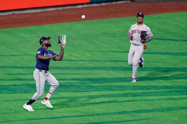 American League Randy Arozarena (56) catches a fly ball from National Leagues Matt Olson in the seventh inning of the 2026 MLB, Baseball Herren, USA All-Star Game at Citizens Bank Park in Philadelphia, Pennsylvania, on Tuesday, July 14, 2026.  PHI20260714936 LAURENCExKESTERSON