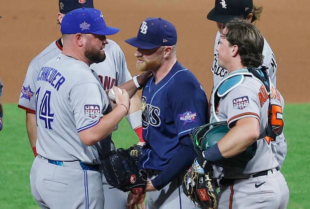 American League manager John Schneider talks to pitcher Drew Rasmussen in the seventh inning of the 2026 MLB, Baseball Herren, USA All-Star Game at Citizens Bank Park in Philadelphia, Pennsylvania, on Tuesday, July 14, 2026.  PHI20260714938 LAURENCExKESTERSON