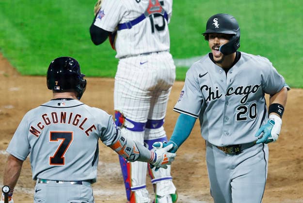 American Leagues Miguel Vargas is congratulated by Kevin McGonigle after hitting a solo home run in the eighth inning against the National League in the 2026 MLB, Baseball Herren, USA All-Star Game at Citizens Bank Park in Philadelphia, Pennsylvania, on Tuesday, July 14, 2026.  PHI20260714941 LAURENCExKESTERSON