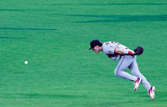 American League shortstop Travis Bazzana can t reach a line drive from National League Pete Crow-Armstrong in the seventh inning in the 2026 MLB, Baseball Herren, USA All-Star Game at Citizens Bank Park in Philadelphia, Pennsylvania, on Tuesday, July 14, 2026.  PHI20260714949 LAURENCExKESTERSON