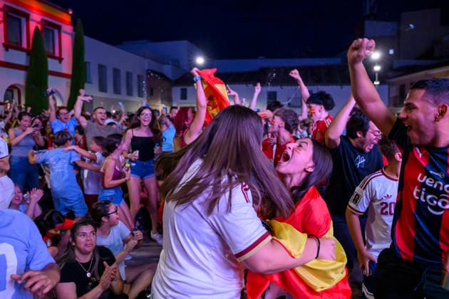 Hundreds Of Fans Watched The Match Between Spain And France In Madrid San Sebastian de los Reyes, Madrid, Spain, July 14, 2026. Hundreds of fans watch the Football World Cup match between Spain and France in San Sebastian de los Reyes, a town near Madrid. The match ended with a 0-2 victory for Spain. San Sebastian de los Reyes Spain  Copyright: xTomasxCallex originalFilename:calle-hundreds260714_np0wB.jpg