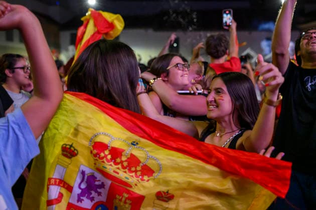 Hundreds Of Fans Watched The Match Between Spain And France In Madrid San Sebastian de los Reyes, Madrid, Spain, July 14, 2026. Hundreds of fans watch the Football World Cup match between Spain and France in San Sebastian de los Reyes, a town near Madrid. The match ended with a 0-2 victory for Spain. San Sebastian de los Reyes Spain  Copyright: xTomasxCallex originalFilename:calle-hundreds260714_npUHu.jpg