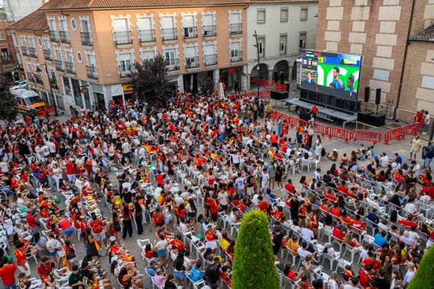 Hundreds Of Fans Watched The Match Between Spain And France In Madrid San Sebastian de los Reyes, Madrid, Spain, July 14, 2026. Hundreds of fans watch the Football World Cup match between Spain and France in San Sebastian de los Reyes, a town near Madrid. The match ended with a 0-2 victory for Spain. San Sebastian de los Reyes Spain  Copyright: xTomasxCallex originalFilename:calle-hundreds260714_npUy0.jpg