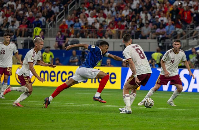 July 14, 2026, Arlington, Texas, USA: France player 10 Fwd KYLIAN MBAPPE trying to find an opening to put a point on the board against Spanish defenders 8 Mid FABIAN RUIZ and 14 Def AYMERIC LAPORTE World Cup 2026: France Vs Spain 0-2  - ZUMAm147 20260714_zap_m147_046 Copyright: xHossxMcBainx