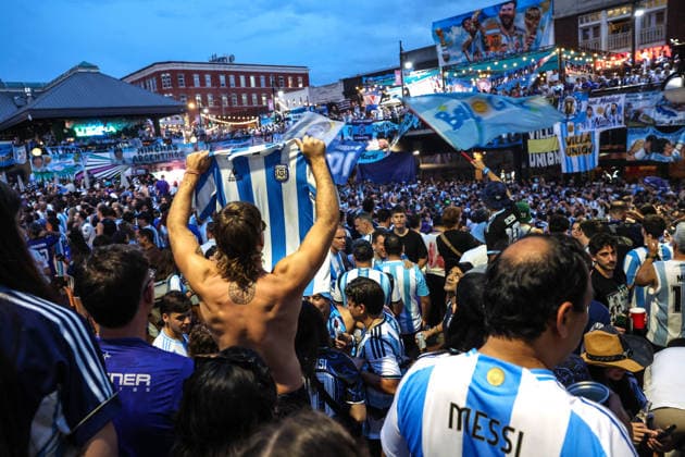 World Cup Fans 14 July 2026, Atlanta - FIFA World Cup, WM, Weltmeisterschaft, Fussball Football - Argentina and England Fans in Atlanta - Argentina fans gather in downtown Atlanta - Photo: Charlotte Wilson Offside. Atlanta USA *** WM-Fans 14. Juli 2026, Atlanta FIFA-Fußball-Weltmeisterschaft Fans aus Argentinien und England in Atlanta Argentinien-Fans versammeln sich in der Innenstadt von Atlanta Foto: Charlotte Wilson Offside Atlanta, USA  Copyright: xCharlottexWilsonx xOffsidexOffside