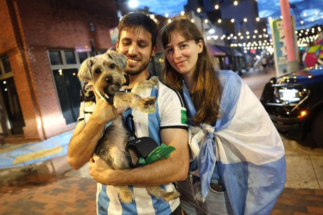 World Cup Fans 14 July 2026, Atlanta - FIFA World Cup, WM, Weltmeisterschaft, Fussball Football - Argentina and England Fans in Atlanta - Pepito the dog in an Argentina jersey with is owners - Photo: Charlotte Wilson Offside. Atlanta USA *** WM-Fans 14. Juli 2026, Atlanta FIFA-Fußball-Weltmeisterschaft Fans aus Argentinien und England in Atlanta Pepito, der Hund, im argentinischen Trikot mit seinen Besitzern Foto: Charlotte Wilson Offside Atlanta, USA  Copyright: xCharlottexWilsonx xOffsidexOffside