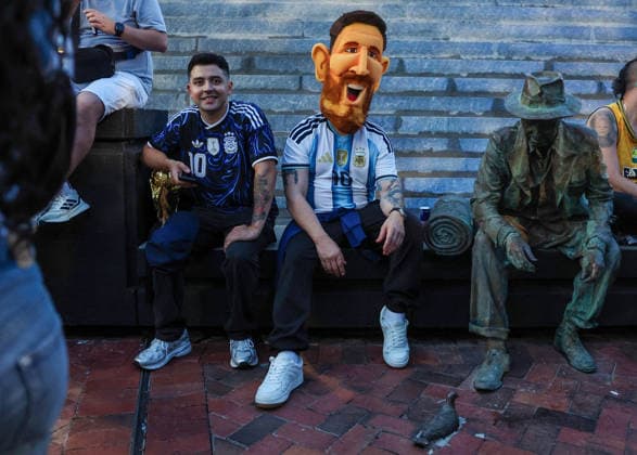 World Cup Fans 14 July 2026, Atlanta - FIFA World Cup, WM, Weltmeisterschaft, Fussball Football - Argentina and England Fans in Atlanta - An Argentina fan in a giant foam Lionel Messi head - Photo: Charlotte Wilson Offside. Atlanta USA *** WM-Fans 14. Juli 2026, Atlanta FIFA-Fußball-Weltmeisterschaft Fans aus Argentinien und England in Atlanta Ein argentinischer Fan mit einem riesigen Lionel-Messi-Kopf aus Schaumstoff Foto: Charlotte Wilson Offside Atlanta, USA  Copyright: xCharlottexWilsonx xOffsidexOffside