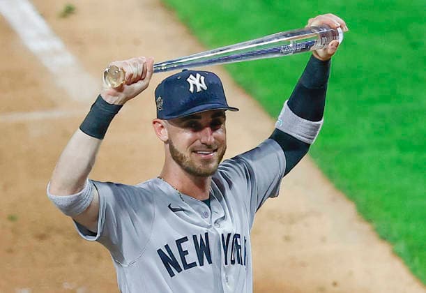 American League outfielder Cody Bellinger raises the crystal bat after being named MVP of the 2026 MLB, Baseball Herren, USA All-Star Game at Citizens Bank Park in Philadelphia, Pennsylvania, on Tuesday, July 14, 2026. The American League defeated the National League 4-0.  PHI20260714957 LAURENCExKESTERSON
