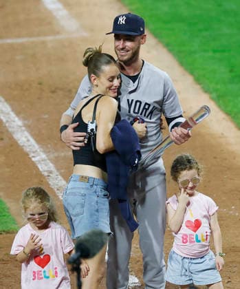 New York Yankees outfielder Cody Bellinger stands with his family and holds the crystal bat after being named MVP of the 2026 MLB, Baseball Herren, USA All-Star Game at Citizens Bank Park in Philadelphia, Pennsylvania, on Tuesday, July 14, 2026. The American League defeated the National League 4-0.  PHI20260714952 LAURENCExKESTERSON