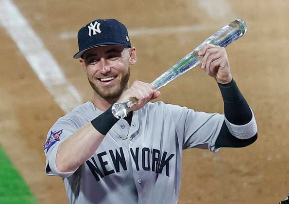 New York Yankees outfielder Cody Bellinger holds the crystal bat after being named MVP of the 2026 MLB, Baseball Herren, USA All-Star Game at Citizens Bank Park in Philadelphia, Pennsylvania, on Tuesday, July 14, 2026. The American League defeated the National League 4-0.  PHI20260714953 LAURENCExKESTERSON