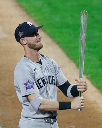 American League outfielder Cody Bellinger looks at the crystal bat after being named MVP of the 2026 MLB, Baseball Herren, USA All-Star Game at Citizens Bank Park in Philadelphia, Pennsylvania, on Tuesday, July 14, 2026. The American League defeated the National League 4-0.  PHI20260714958 LAURENCExKESTERSON