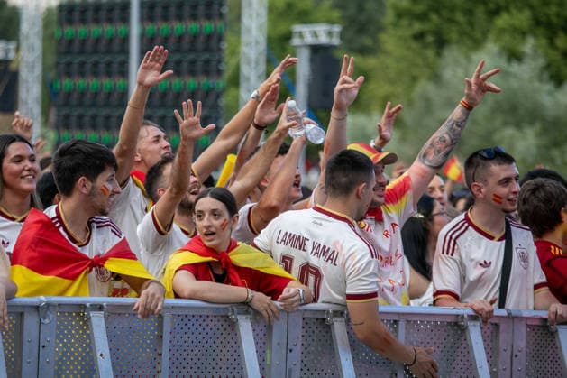 Spanish Fans Gather To Watch Spain Vs. France. Fans of the Spanish national football team gather in front of a giant screen set up by the Madrid City Council on the esplanade of the Puente del Rey (King s Bridge) in Madrid Rio Park in Madrid, Spain, on June 26, 2026, to watch the FIFA World Cup, WM, Weltmeisterschaft, Fussball 2026 semi-final match between Spain and France. Madrid Spain  Copyright: xDavidxCanalesx originalFilename:canalescarvajal-spanishf260714_npNF4.jpg