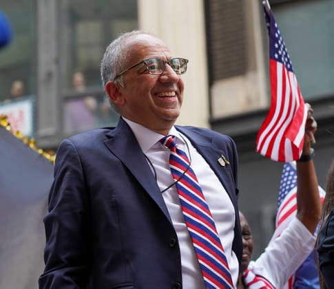 (FILE) USA SOCCER PRESIDENT RESIGNATION President of the USA Soccer Federation Carlos Cordeiro resigns epa08290994 (FILE) - President of the USA Soccer Federation Carlos Cordeiro attends a victory parade up the Canyon of Heroes on Broadway in New York, New York, USA, 10 July 2019 (reissued 13 March 2020). According to media reports, USA Soccer Federation President Carlos Cordeiro has resigned. His resignation comes after controversy generated by language used in a court filing by the US Soccer Federation in an equal pay lawsuit filed by the US women s national soccer team. New York United States FILE  Copyright: xPORTERxBINKSx