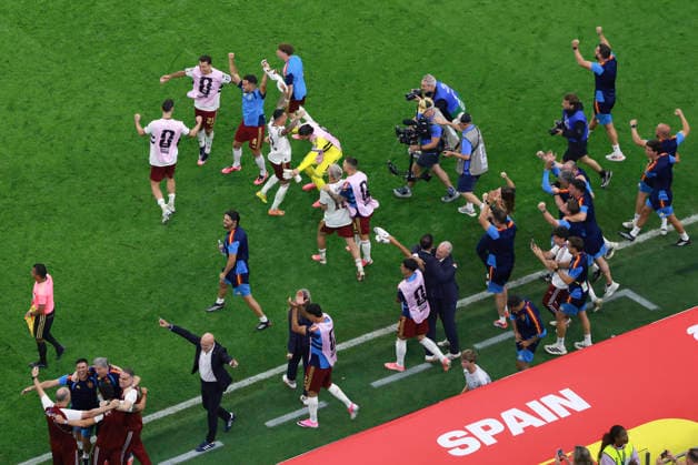 260715 -- DALLAS, July 15, 2026 -- Members of team Spain celebrate victory after the semifinal match between France and Spain at the 2026 FIFA World Cup, WM, Weltmeisterschaft, Fussball at Dallas Stadium in Dallas, the United States, July 14, 2026. SPU.S.-DALLAS-FOOTBALL-FIFA WORLD CUP-SEMIFINAL-FRA VS ESP HuxXingyu  (SP)U.S.-DALLAS-FOOTBALL-FIFA WORLD CUP-SEMIFINAL-FRA VS ESP IMAGO HuxXingyu  imago images 0861636918