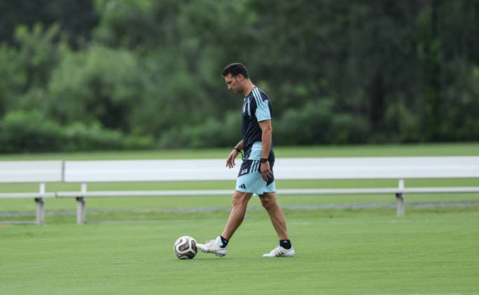 (260715) -- MARIETTA, July 15, 2026 -- Lionel Scaloni, head coach of Argentina, is seen during a training session ahead of the semifinal match between Argentina and England at the 2026 FIFA World Cup, WM, Weltmeisterschaft, Fussball in Marietta, Georgia, the United States, on July 14, 2026. ) (SP)U.S.-GEORGIA-MARIETTA-FIFA WORLD CUP-TEAM ARGENTINA-TRAINING LixMing 