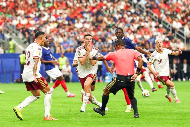 July 14, 2026, USA: Referee IvoÂ¡n Barton during the FIFA World Cup, WM, Weltmeisterschaft, Fussball semifinal match between France and Spain, at Dallas Stadium, in Texas, United States, on Tuesday, July 14, 2026. USA - ZUMAc233 0861641856st Copyright: xVanessaxCarvalhox
