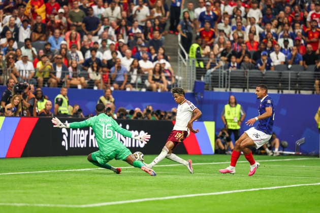 July 14, 2026, USA: Lamine Yamal player of Spain, Maxence Lacroix player of France and Mike Maignan Goalkeeper of France during the FIFA World Cup, WM, Weltmeisterschaft, Fussball semifinal match between France and Spain, at Dallas Stadium, in Texas, United States, on Tuesday, July 14, 2026. USA - ZUMAc233 0861643384st Copyright: xVanessaxCarvalhox