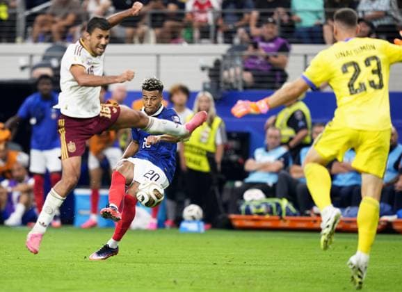 Football: 2026 World Cup France s Desire Doue (20) takes a shot in the second half of a World Cup semifinal football match against Spain at Dallas Stadium in Arlington, Texas, on July 14, 2026.  A14AA0005623091P